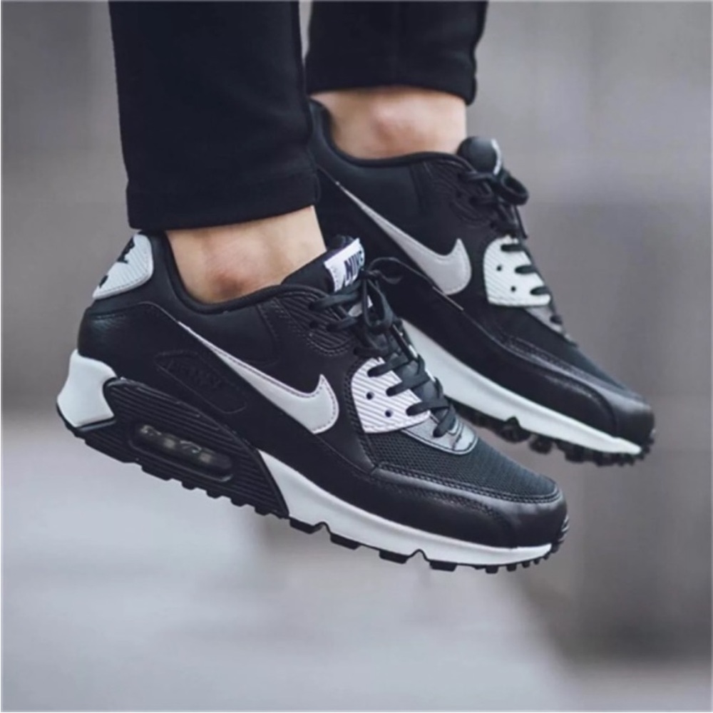 Nike Womens Air Max 90 Essential - Size 10.5